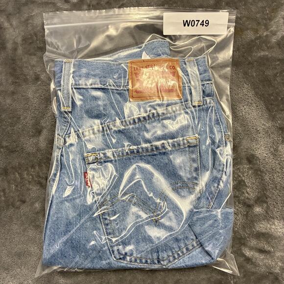 Levi’s High Waist Mom Jean Shorts Women Sz.27 Blue Cut Off Distressed 3” - Picture 9 of 9